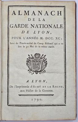 un livre ouvert sur lequel figure un blason