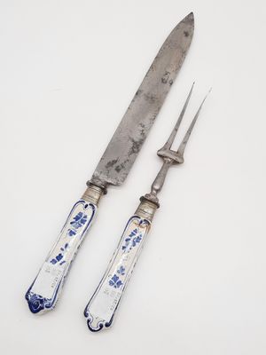 pair of blue and white porcelain knives and a knife holder
