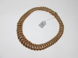 Gros plan sur un bracelet en chaîne en or portant une étiquette