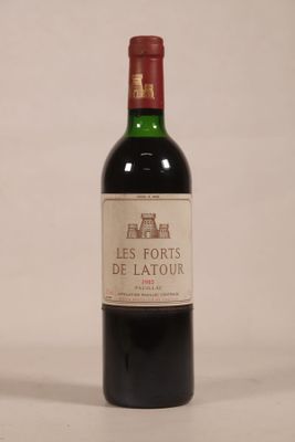 une bouteille de vin posée sur une table