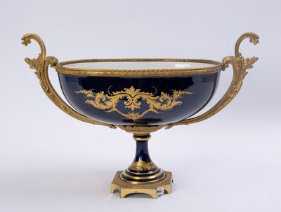 Coupe sur pied ovale, en porcelaine et bronze doré, à décor …