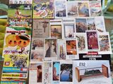 de nombreux types de cartes postales sur la table