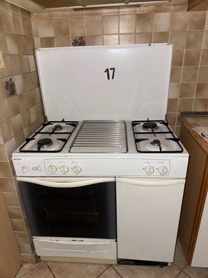 un four encastré blanc, placé dans un coin de la cuisine