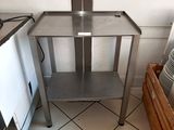 une table en métal avec une étagère, dans une cuisine