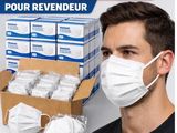 un homme portant un masque à côté d'une boîte de masques