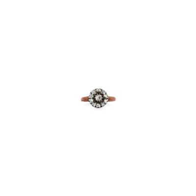 gros plan d'une bague en diamant sur fond blanc
