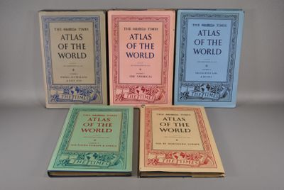 quatre livres sont alignés sur une table