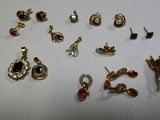 de nombreux types de boucles d'oreilles sur la table