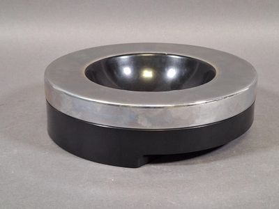 Harvey Luzzini. Cendrier rond en métal chromé et plastique, …