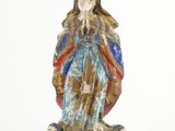 statue d'une femme tenant un enfant dans ses bras