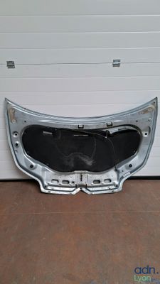 un gros plan du pare-chocs avant d'une voiture