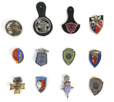 Ensemble de 12 pièces comprenant pucelles et insignes métall…