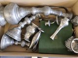une boîte contenant tout un tas d'objets en argent