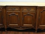 un buffet ancien avec un plateau en marbre dans une pièce