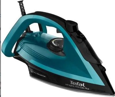 un gros plan d'un fer à repasser à vapeur bleu et noir sur fond blanc