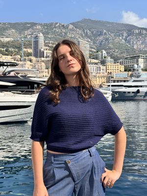 une femme qui se tient debout devant un plan d'eau