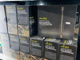 de nombreux paquets de cigarettes posés sur une étagère dans un magasin