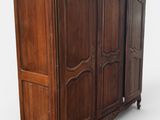 une photo d'une grande armoire en bois comportant deux portes d'un côté et deux tiroirs de l'autre