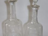 paire de carafes en verre transparent avec bouchons en argent