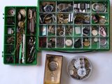 une boîte verte remplie d'objets divers posée sur une table
