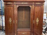 une armoire en bois avec une porte vitrée au milieu