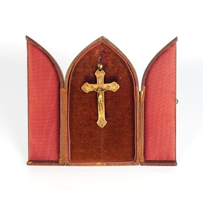 Pendentif crucifix en métal doré dans son écrin de présentat…