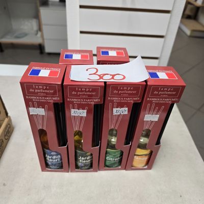 Plusieurs bouteilles de vin sont posées sur une table devant un panier