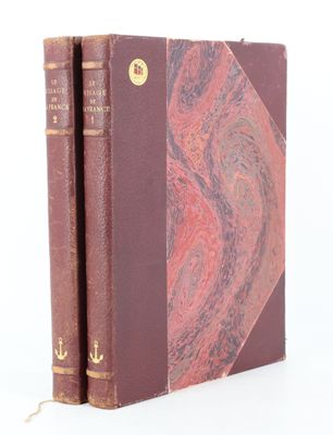 deux livres posés l'un sur l'autre sur une surface blanche