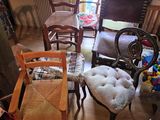 il y a de nombreuses chaises et une table dans cette pièce