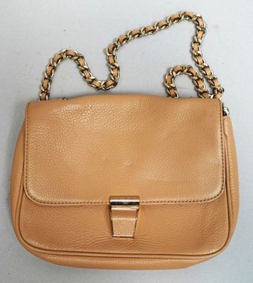 une image représentant un sac à main beige entouré d'une chaîne