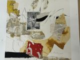 une photo d'une œuvre d'art posée sur une table