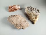 trois morceaux de roche sur une surface blanche