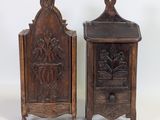 paire de commodes anciennes en bois sculpté, dotées d'un tiroir et d'une porte