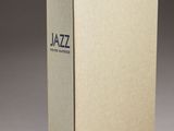 un livre blanc portant l'inscription « jazz », posé sur un fond gris