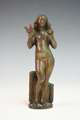 une image représentant une statue en bronze d'une femme assise sur une souche d'arbre