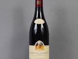 une bouteille de vin posée sur une table