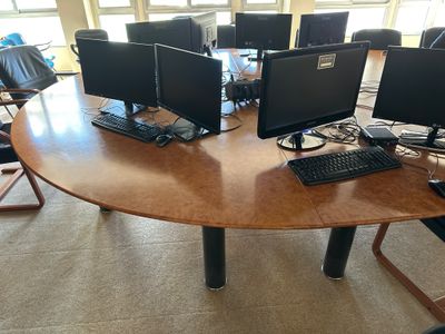 quatre écrans d'ordinateur posés sur une table dans une pièce