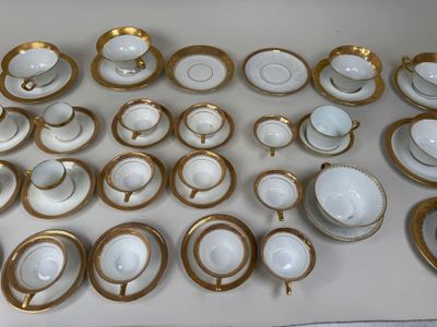 beaucoup d'assiettes et de tasses blanches et dorées