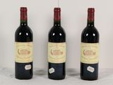 trois bouteilles de vin rouge sont alignées sur une table