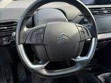 l'intérieur d'une voiture avec un volant et un tableau de bord