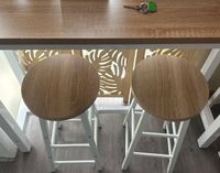 Une table haute en à plateau rectangulaire en stratifiée boi… (photo 2)