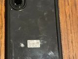 deux téléphones portables posés l'un à côté de l'autre sur une table