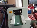 une machine posée sur une palette dans un entrepôt
