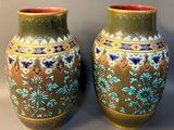 deux vases posés l'un à côté de l'autre sur une table