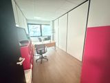 une pièce dans laquelle se trouvent un bureau et une chaise