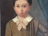 portrait d'un jeune garçon vêtu d'une chemise marron et d'une chemise à col blanc