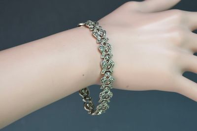 un gros plan sur la main d'une personne portant un bracelet
