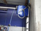 un seau bleu suspendu au plafond d'un garage