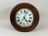 une petite horloge dont le cadran porte des chiffres romains