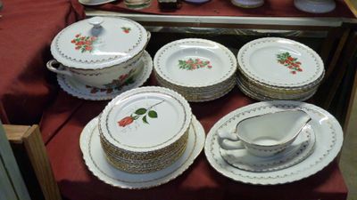 beaucoup d'assiettes et de tasses sur la table